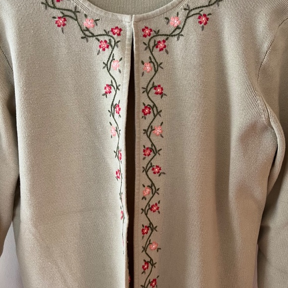 Garfield & Marks Flower Silk Cardigan Sweater, Size Medium - Picture 3 of 6